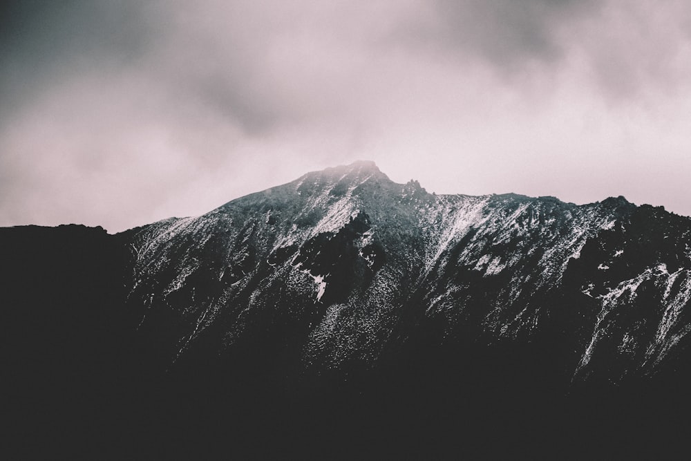 灰色と黒の山