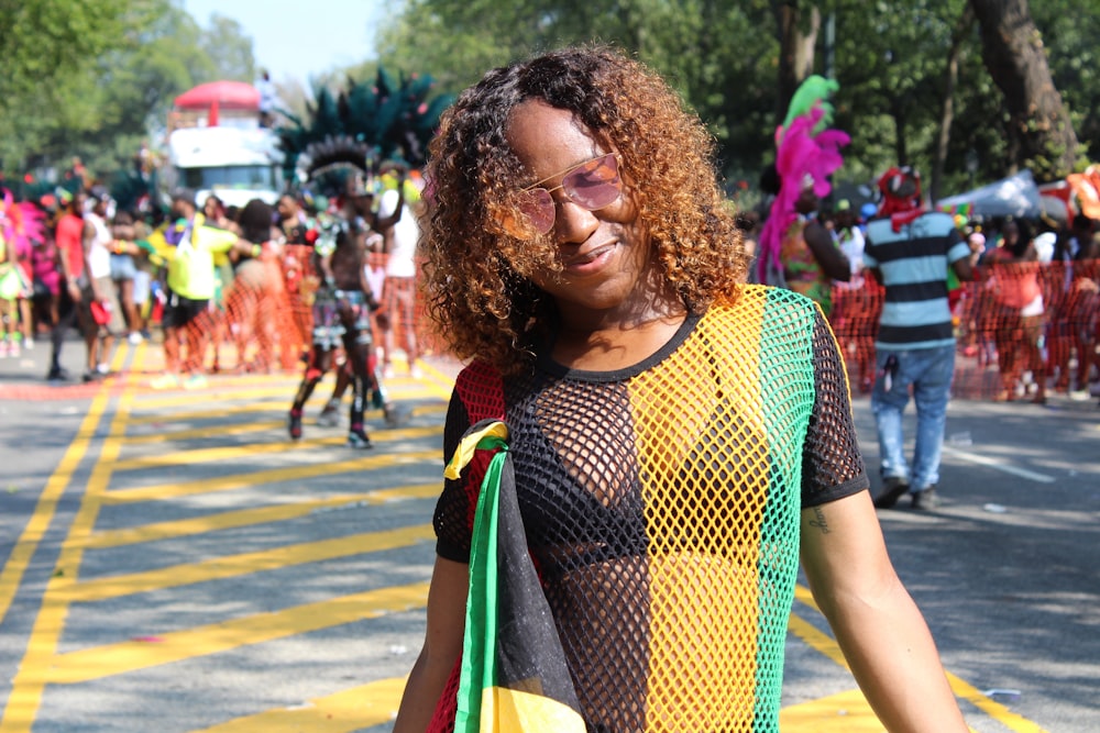 Mujer sonriente con top transparente durante el día