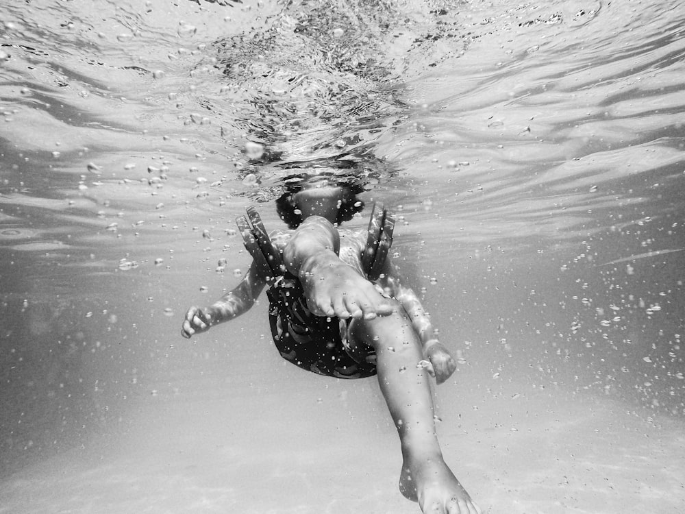물 속의 여자의 회색조 사진