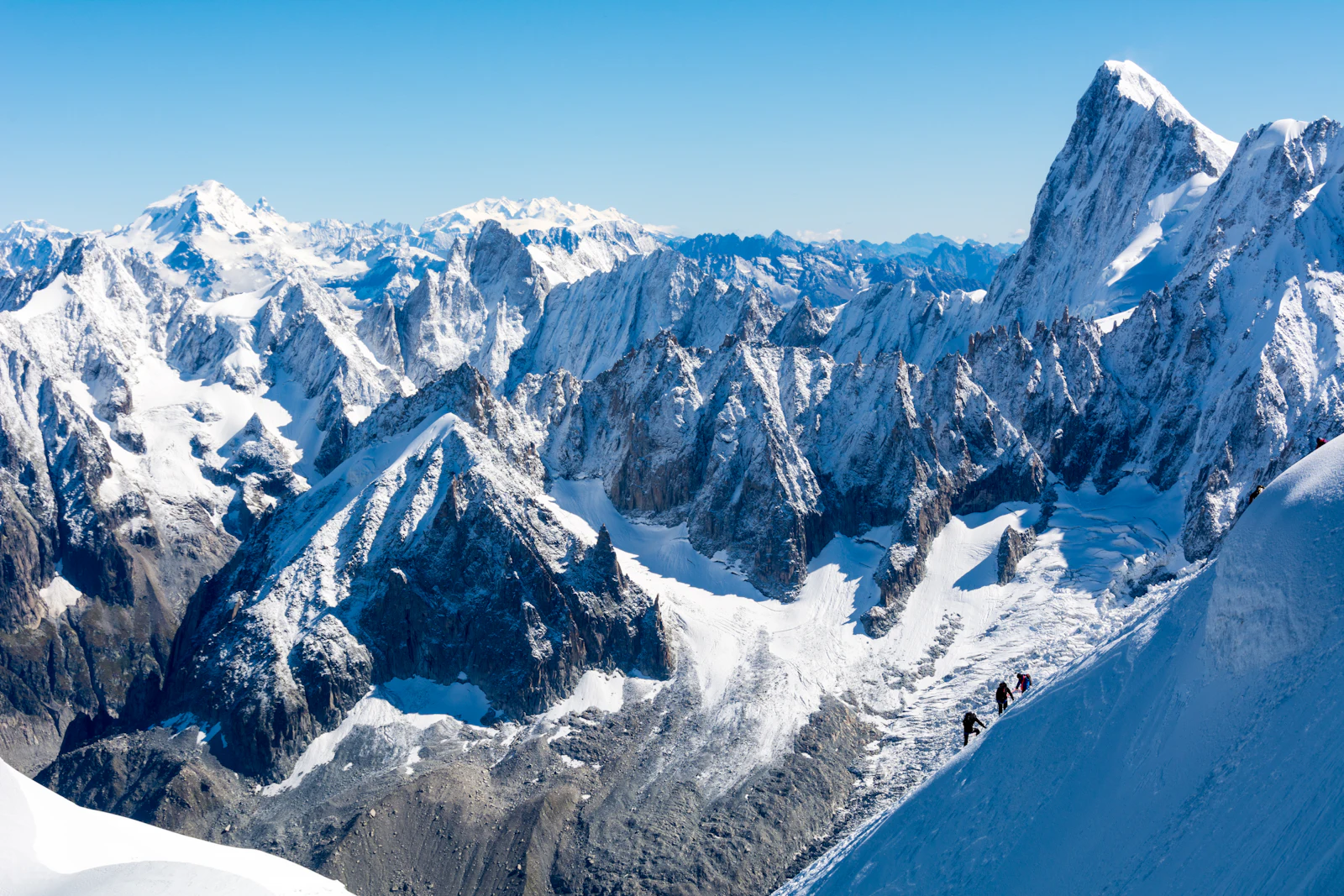 Sommets alpins vus d'altitude sous un ciel dégagé (image d'illustration)