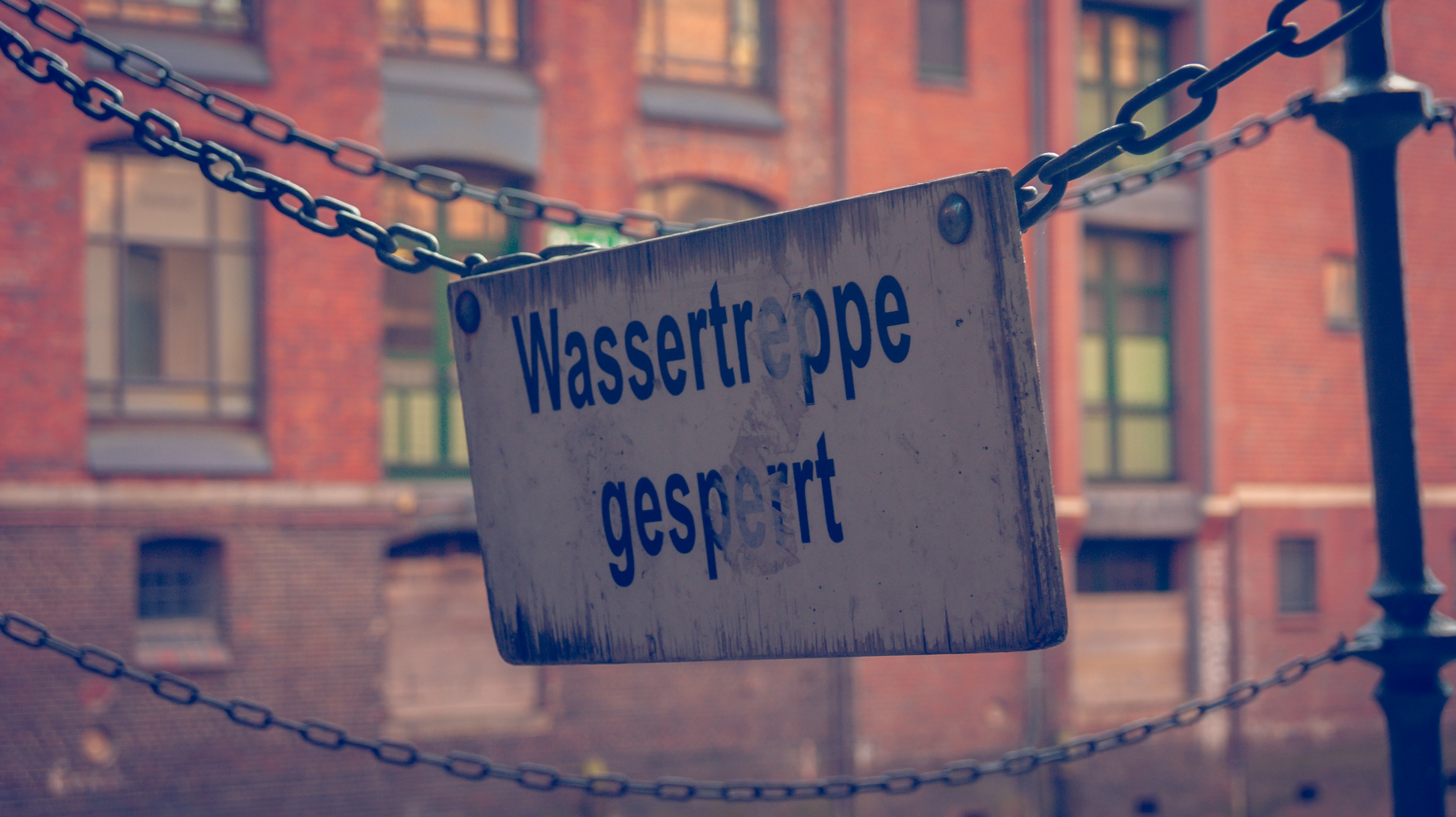 white Wassertreppe Gesperrt signage taken at daytime