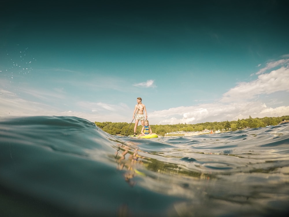 Personen, die auf dem Surfbrett stehen