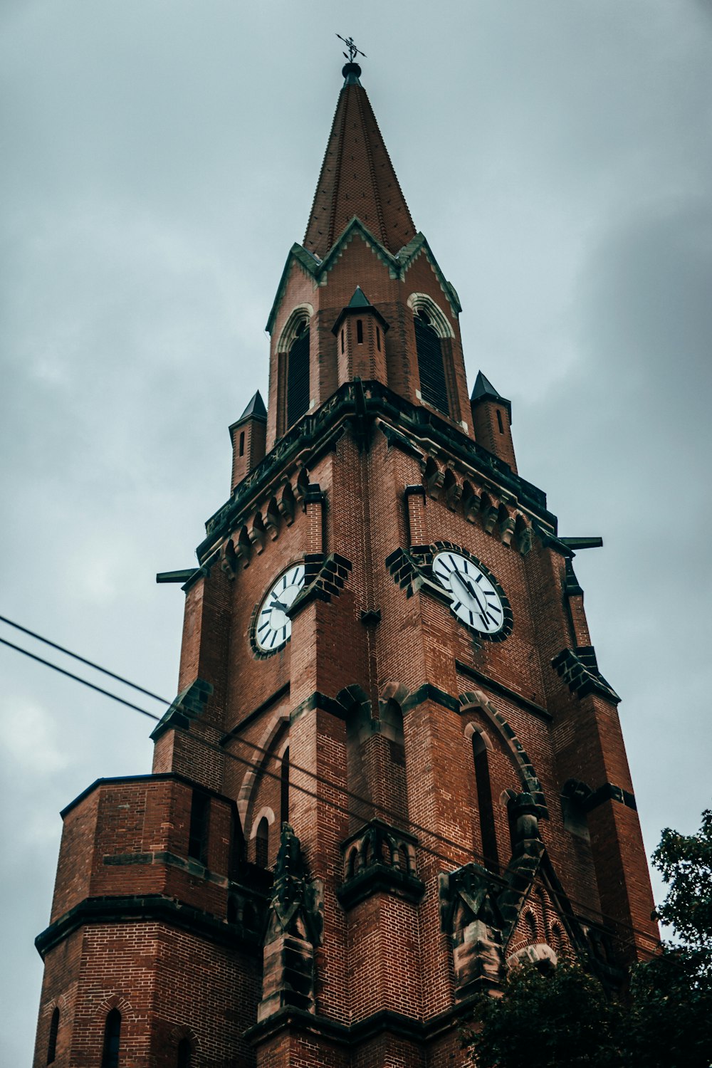 Photographie en contre-plongée d’une église en béton brun