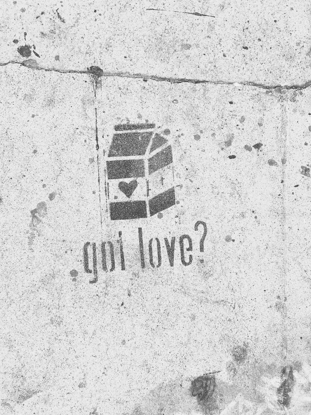 Hast du Liebe? mit Milchtüten-Graffiti an Betonwand