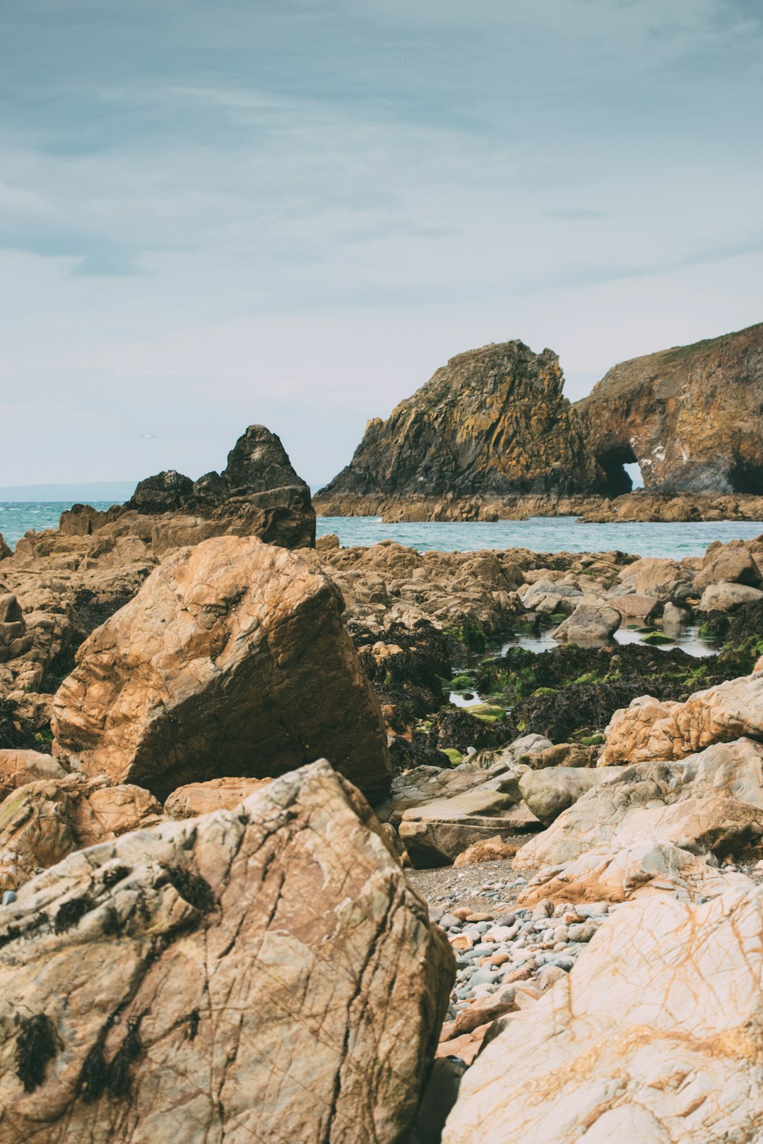 travelers stories about Cliff in Kilfarrasy Beach, Ireland