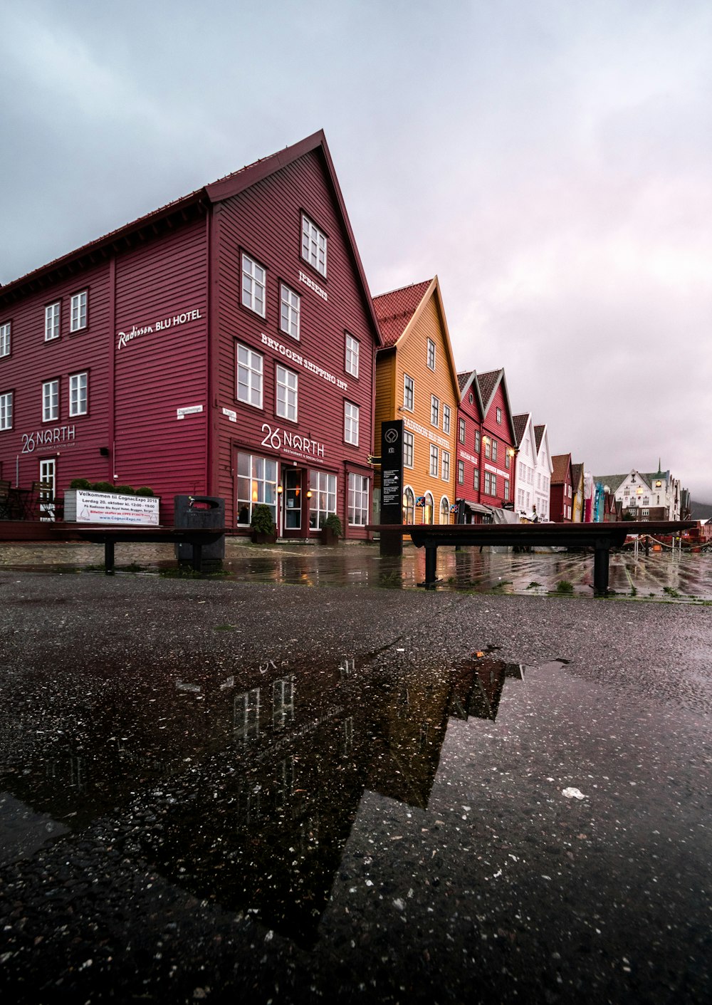 Betriebe unter bewölktem Himmel