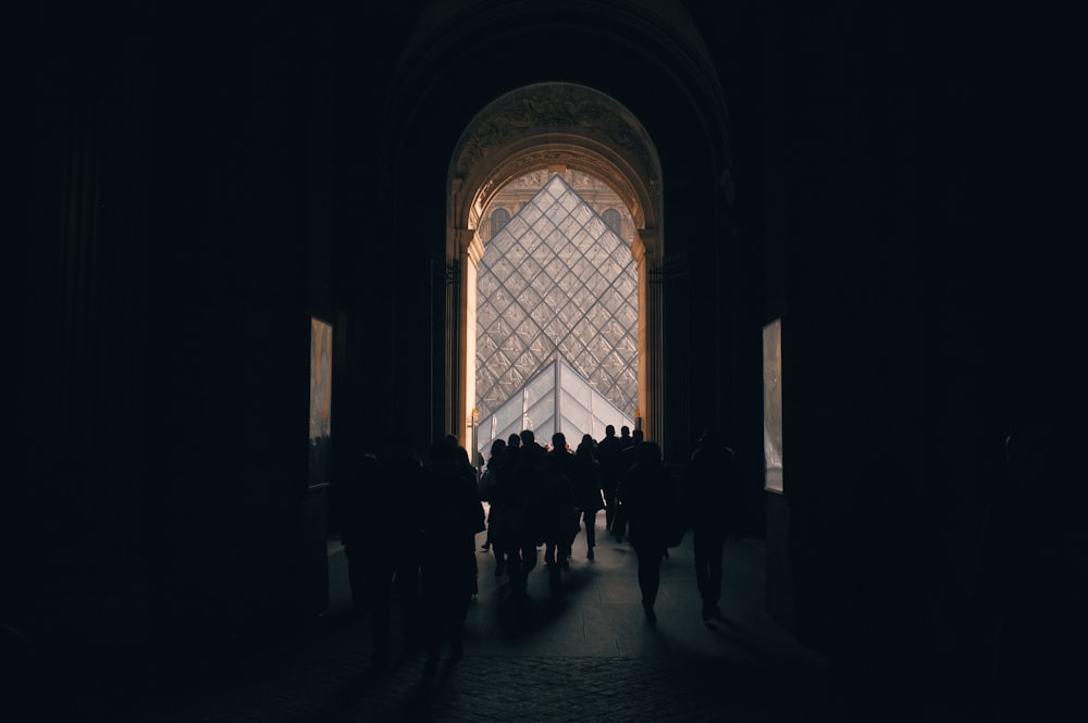 silhouette de personnes debout à l’intérieur