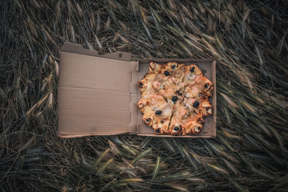 pizza dish on box