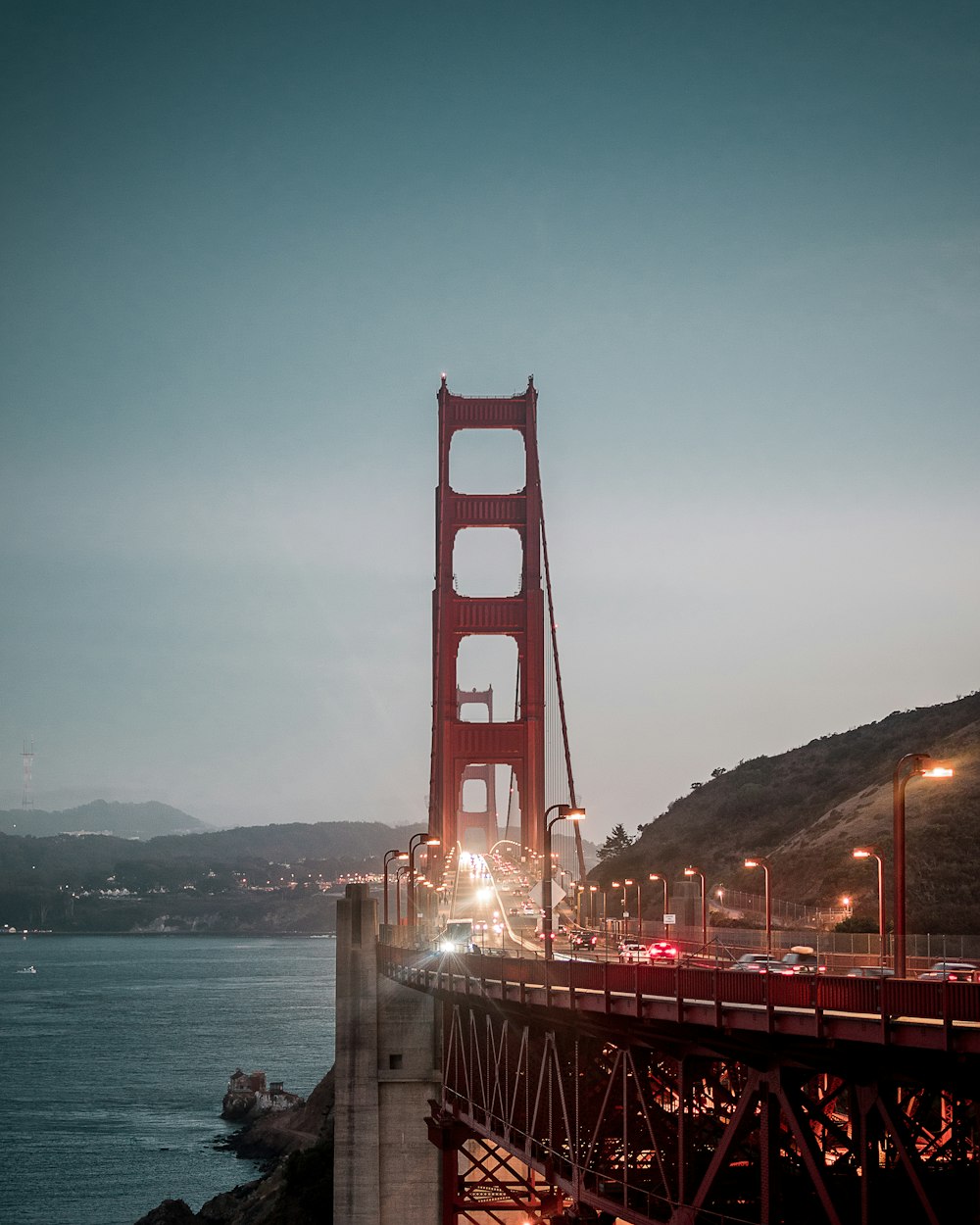 veículos que viajam na Golden Gate Bridge, São Francisco