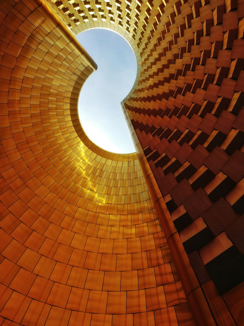 fotografia dal basso di un edificio marrone