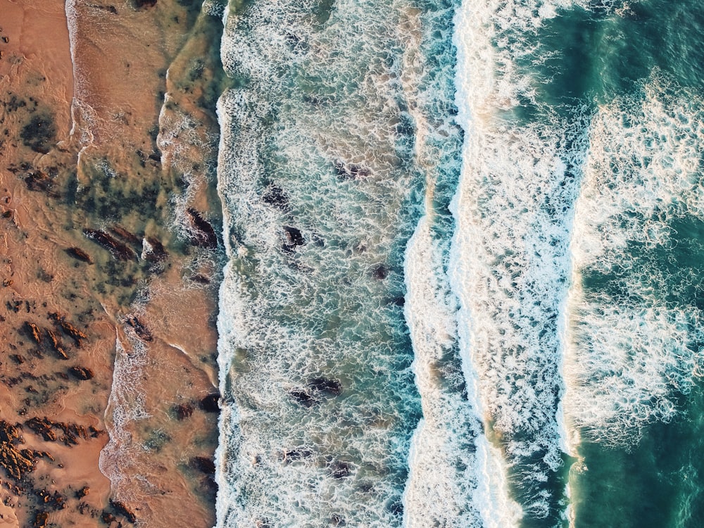 aerial photo of a dancing waves