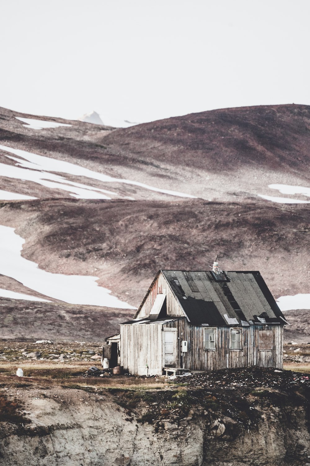 fotografia de paisagem de casa perto da colina