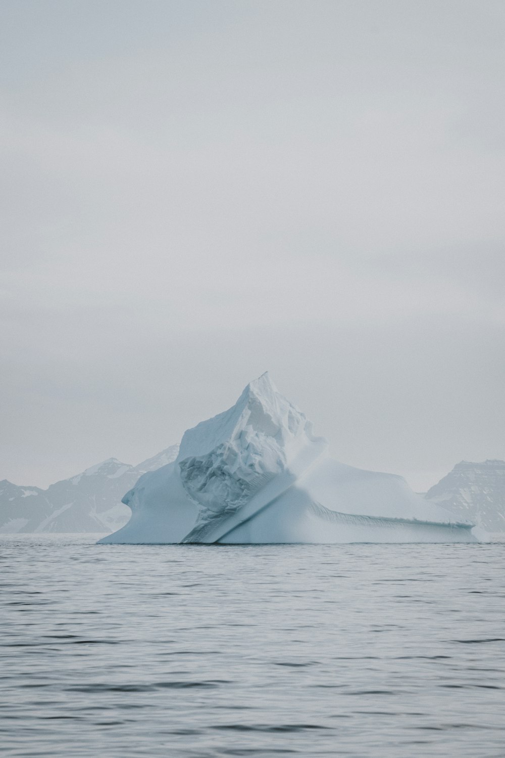 iceberg sullo specchio d'acqua