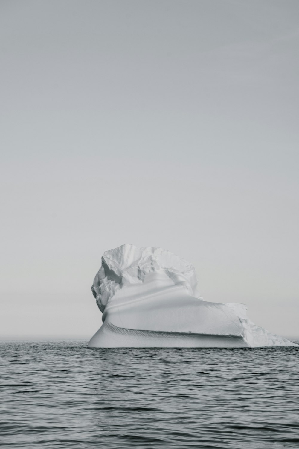 iceberg entre el cuerpo de agua