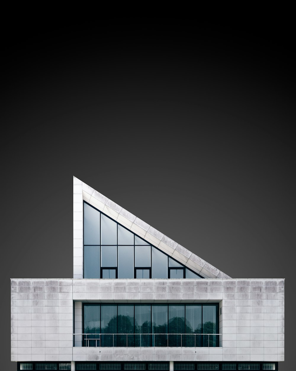 Edificio gris en ángulo recto