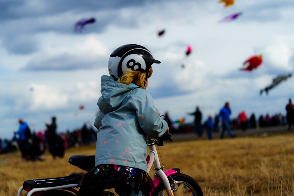 enfant équitation vélo à l’extérieur photographie de mise au point sélective