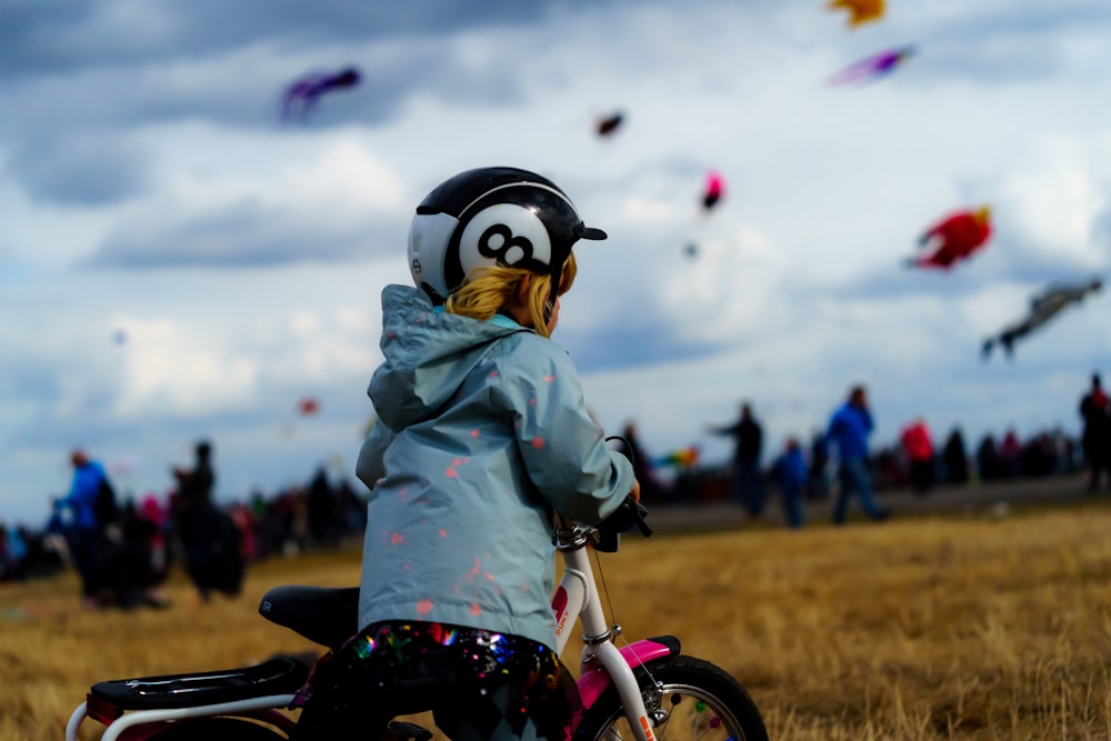 Kind fährt Fahrrad im Freien selektive Fokusfotografie