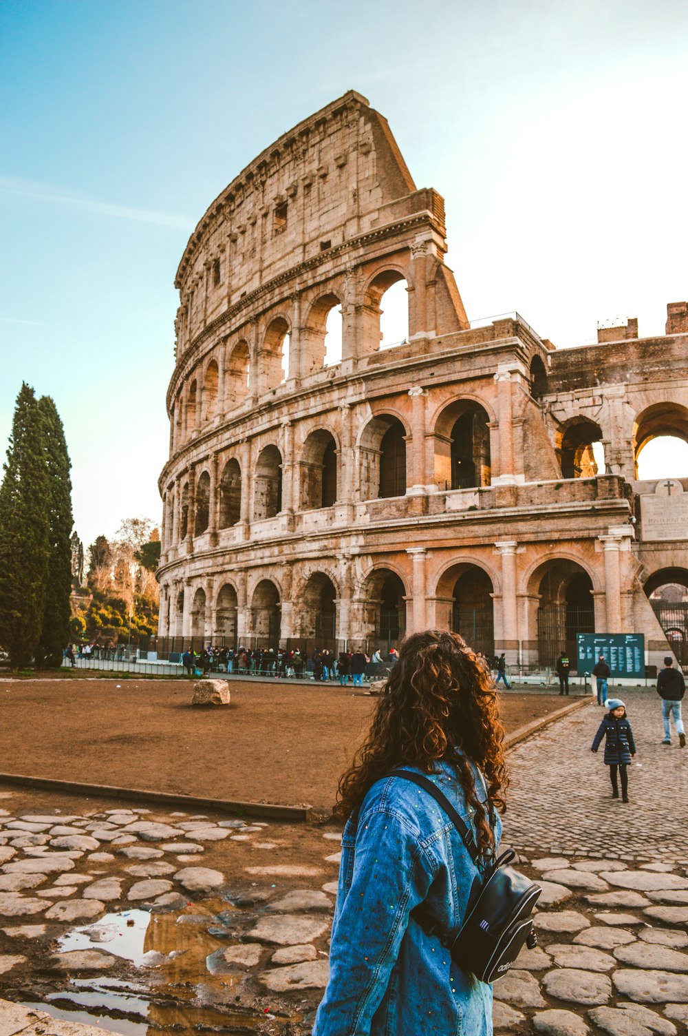 Frau steht in der Nähe des Kolosseums, Rom