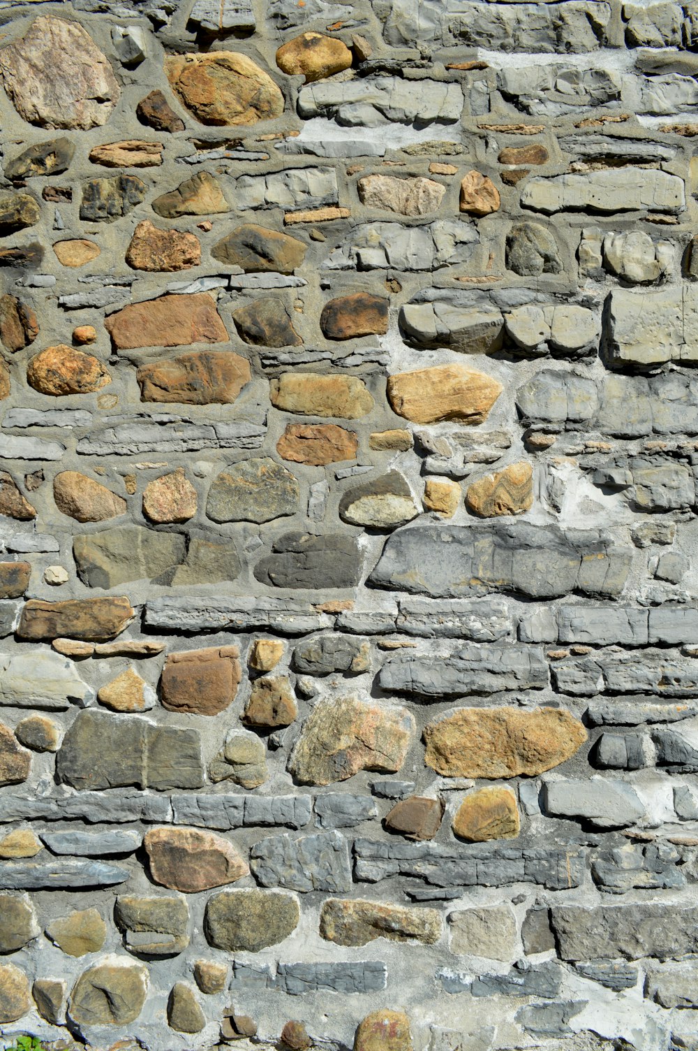 mur de pierre marron et gris