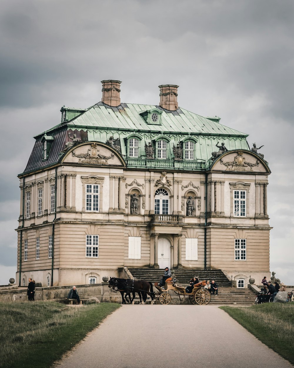 Gebäude aus beigefarbenem Beton