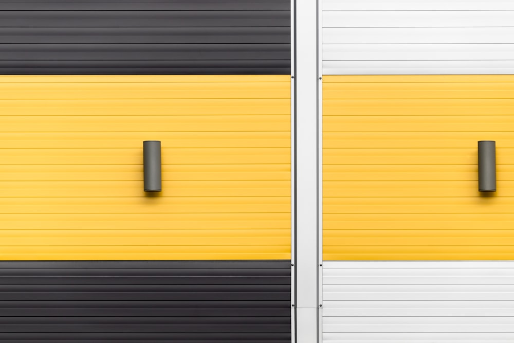 노란색, 흰색 및 검은색 패널
