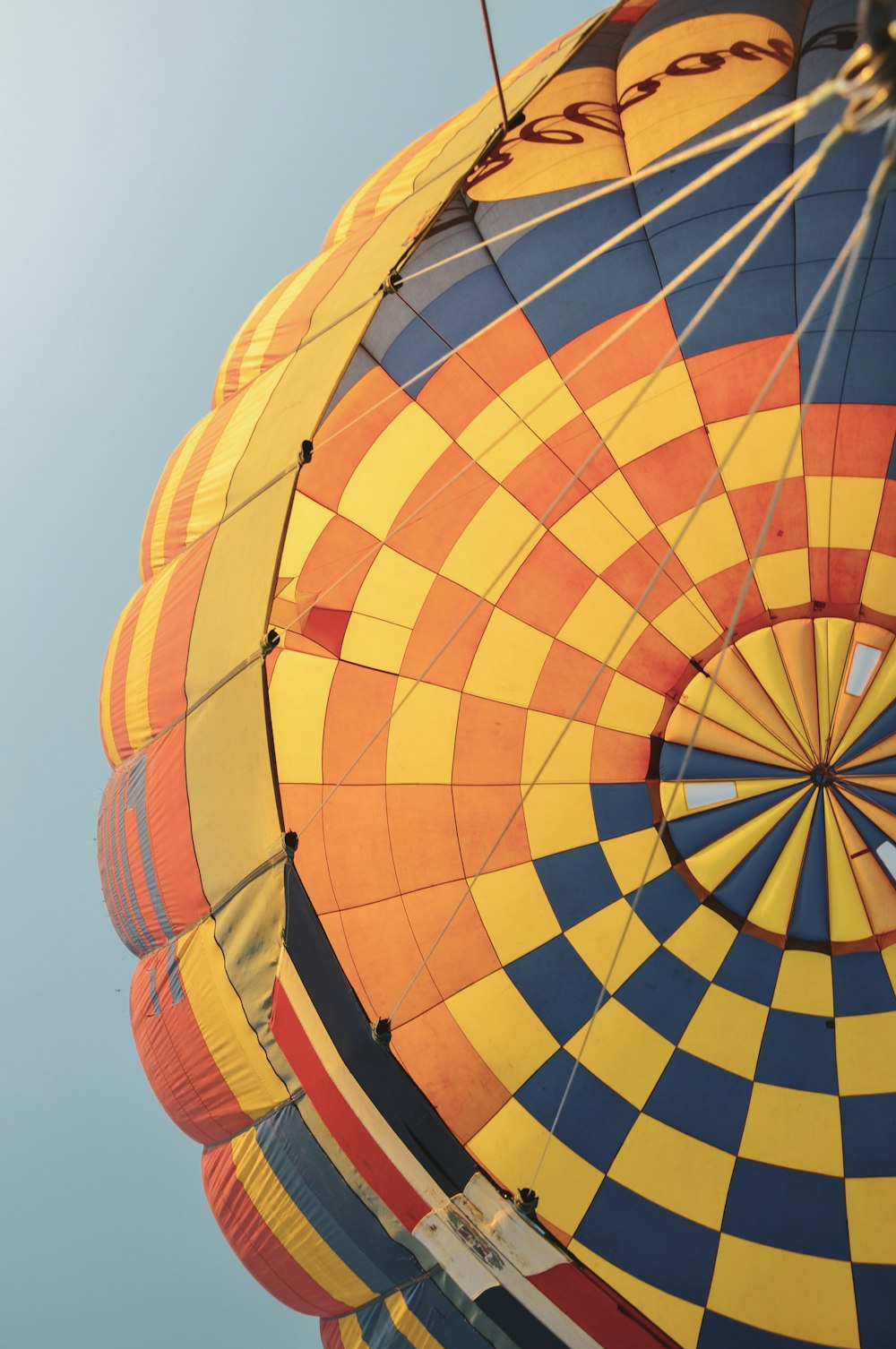 balão de ar quente multicolorido