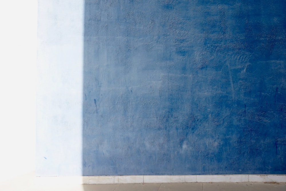 흰 벽과 흰 바닥이 있는 파란 벽