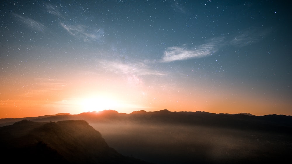 silhueta das montanhas durante o nascer do sol