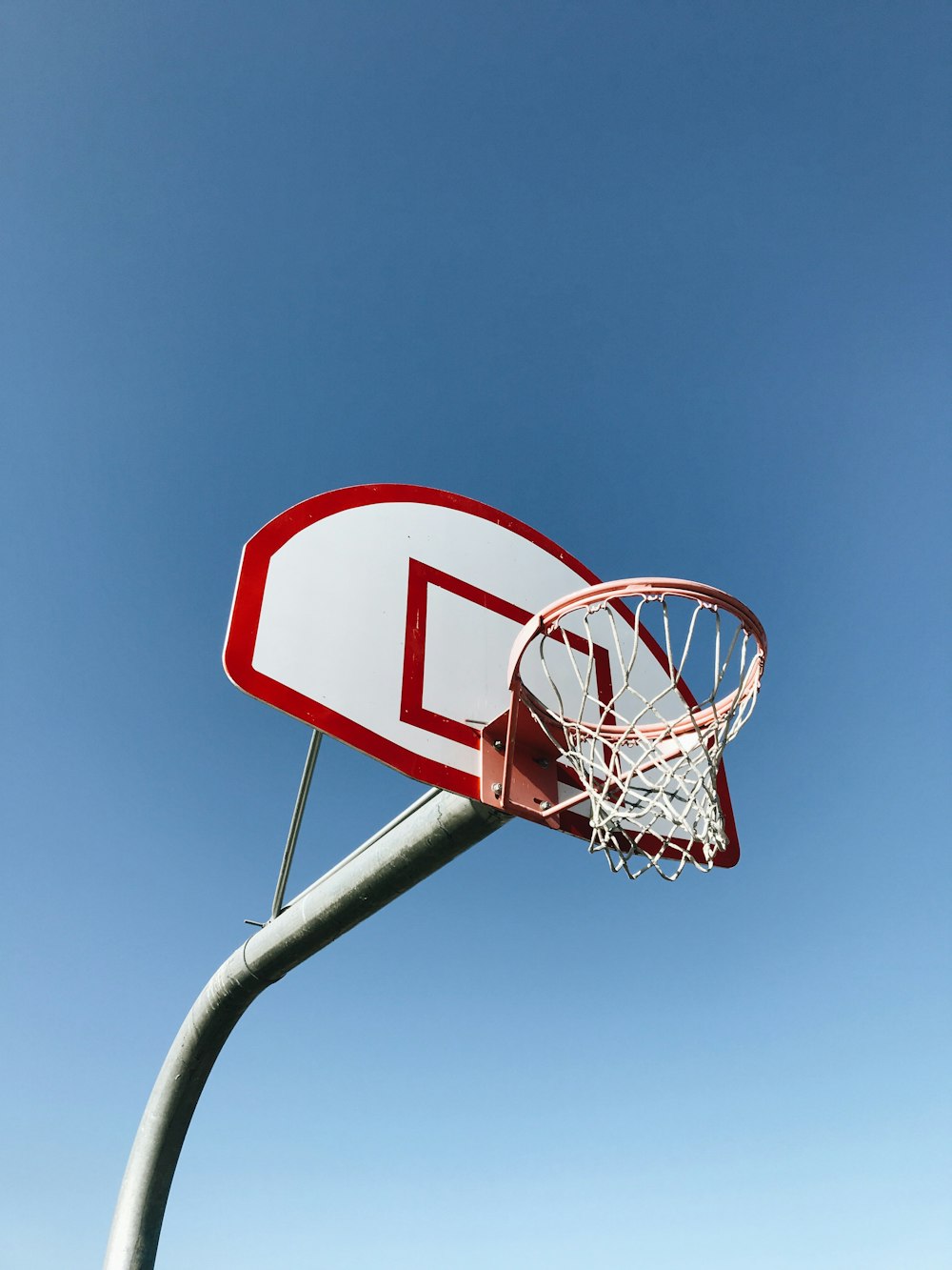 canasta de baloncesto roja y blanca