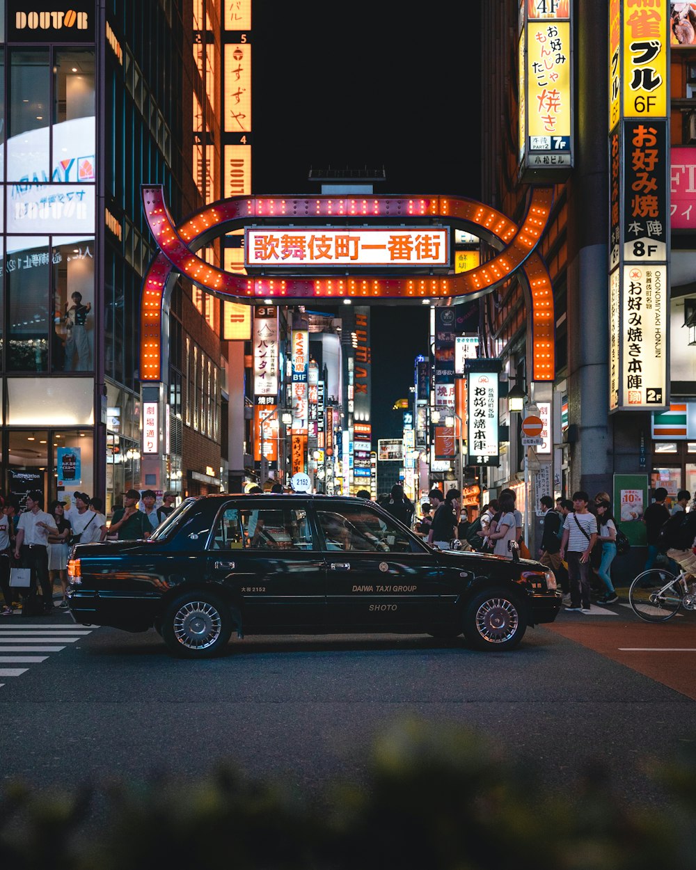 道路上の黒いセダン