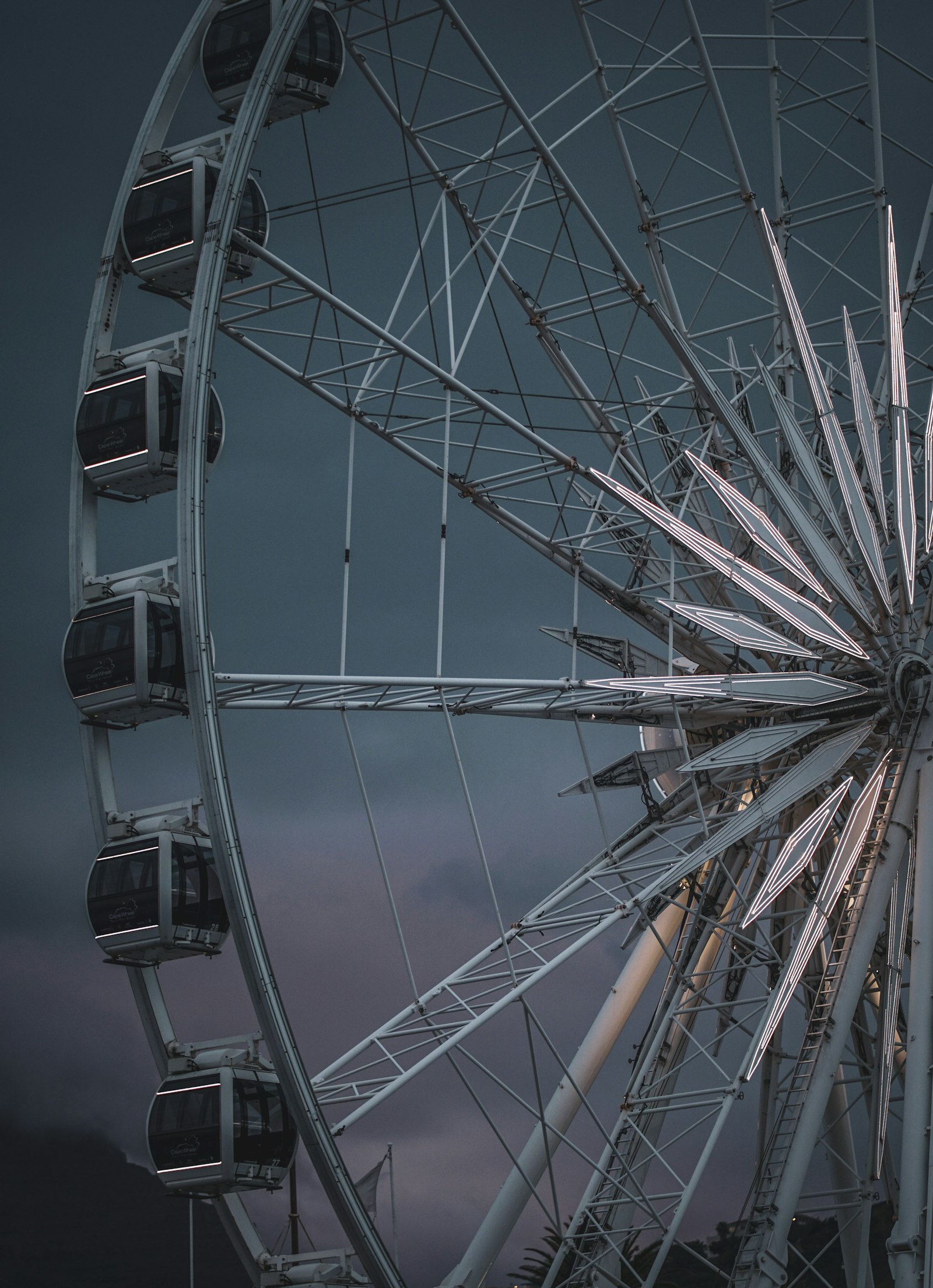 Sony a6000 + Sony FE 85mm F1.8 sample photo. Gray ferris wheel photography