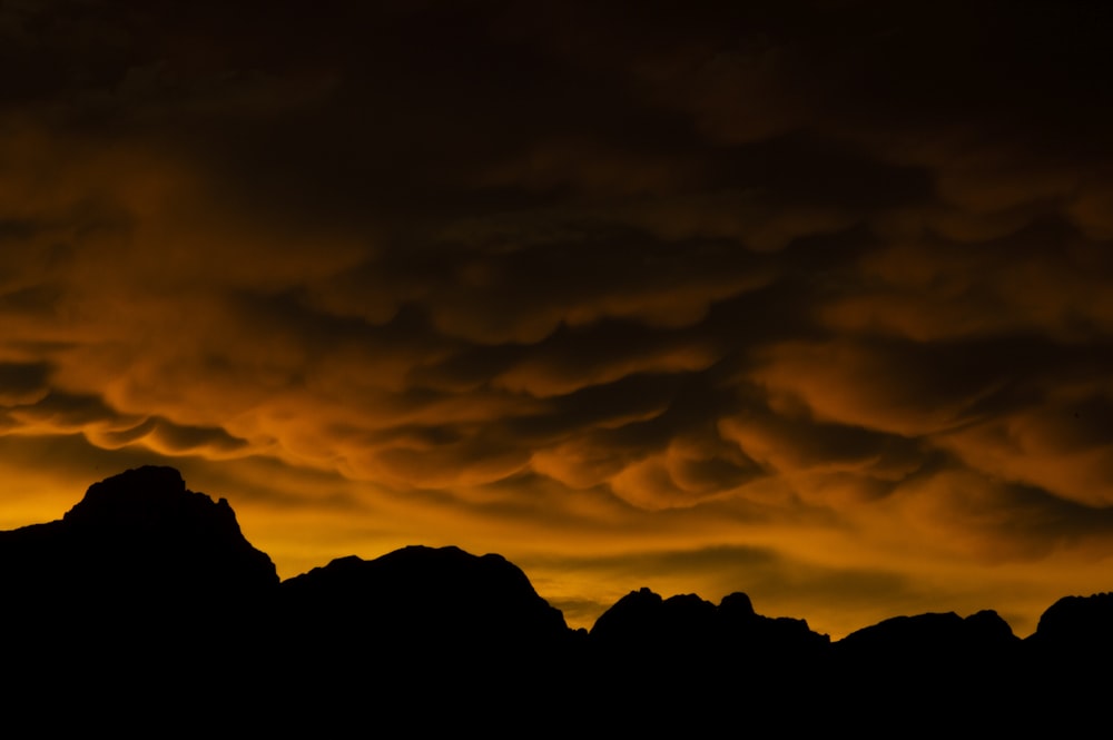 silhouette della catena montuosa durante l'ora d'oro