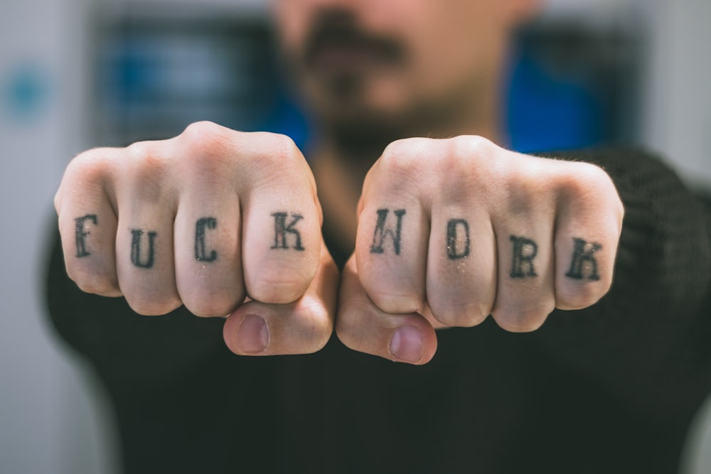 homem mostrando suas tatuagens na mão