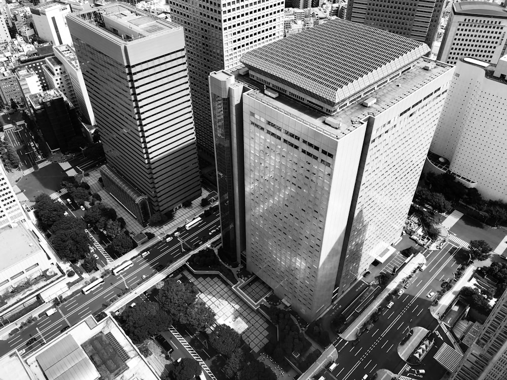 都市の建物のグレースケール航空写真