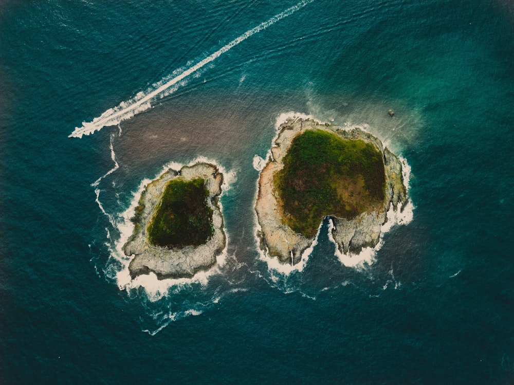 서로 옆에 있는 섬의 하이 앵글 사진