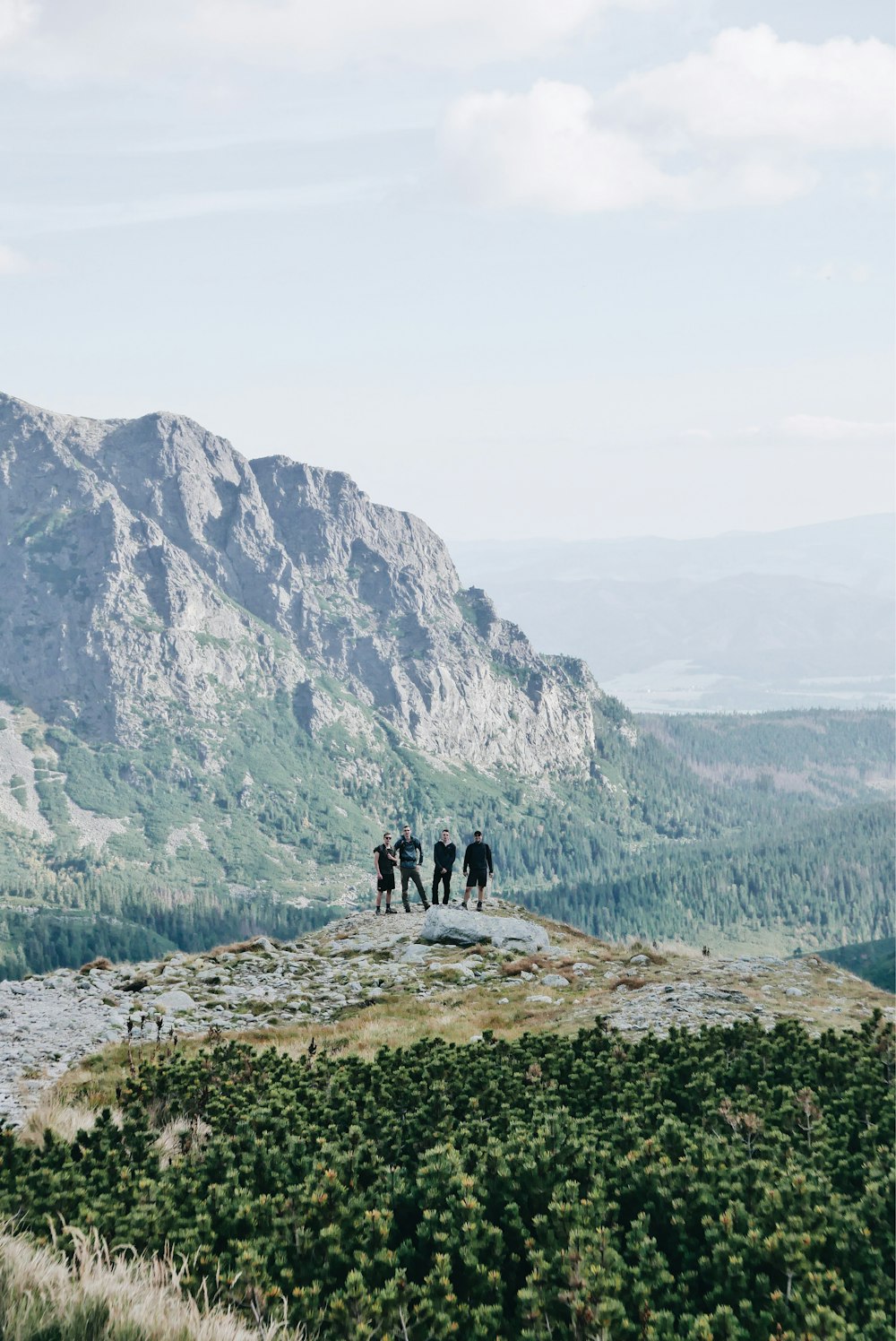 산에 있는 네 사람의 사진