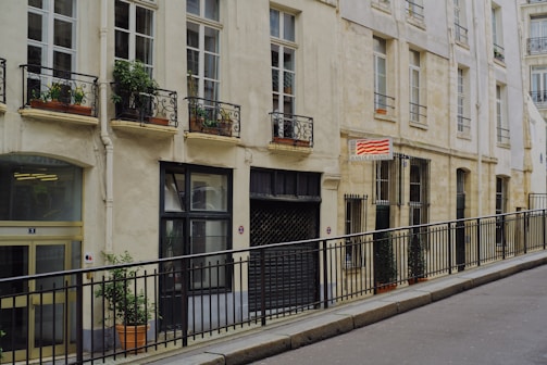 A sunny street in Rennes with houses undergoing various renovations.