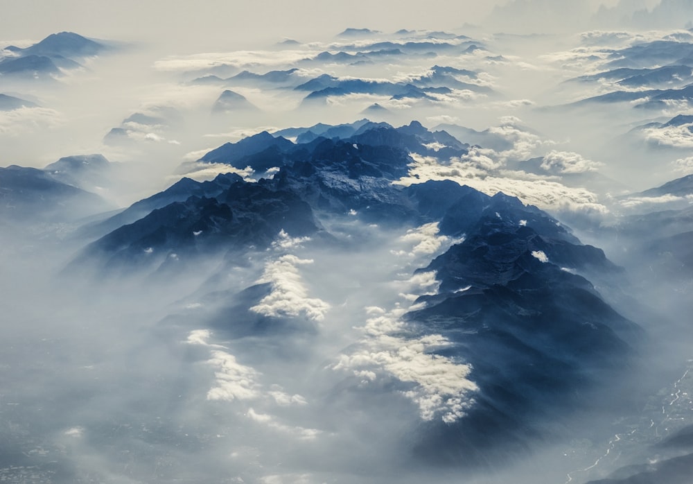 vue aérienne de la montagne entourée de nuages