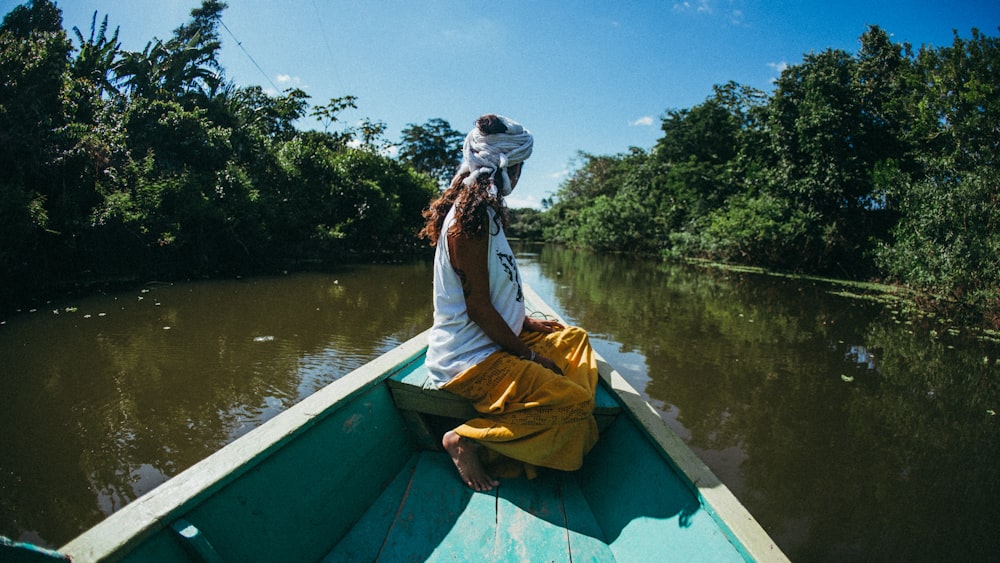 mulher andando de barco no rio