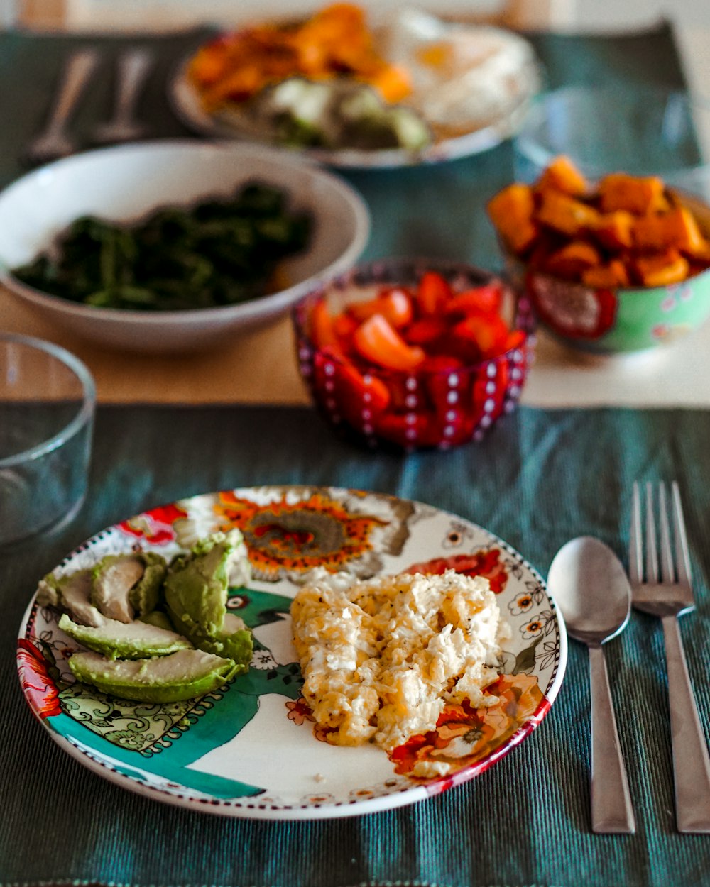 plate of sliced avocadoes