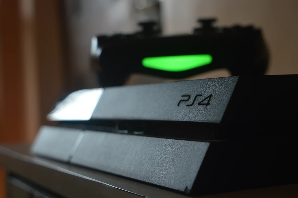Zwarte PlayStation 4-console met DualShock 4-controller