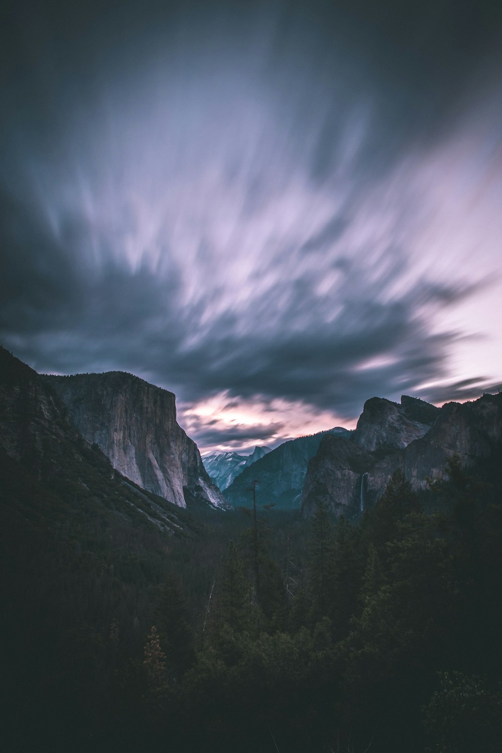 photo de paysage de montagnes sous ciel nuageux