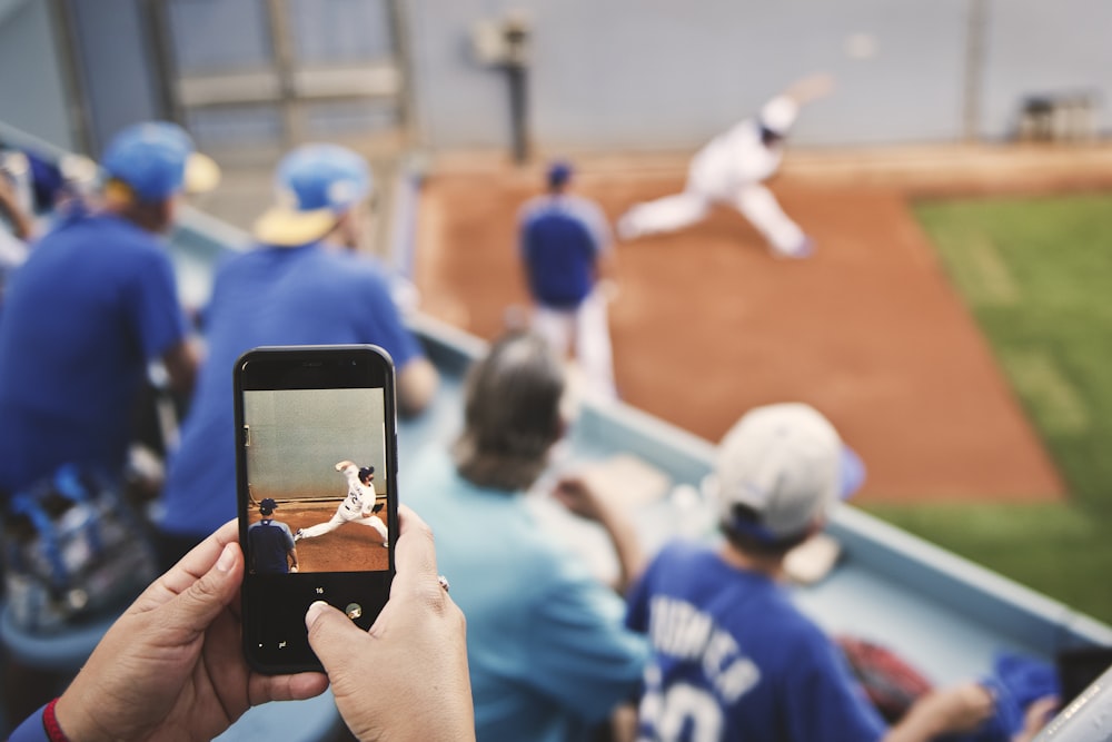 Foto con messa a fuoco selettiva del telefono che visualizza il giocatore di baseball