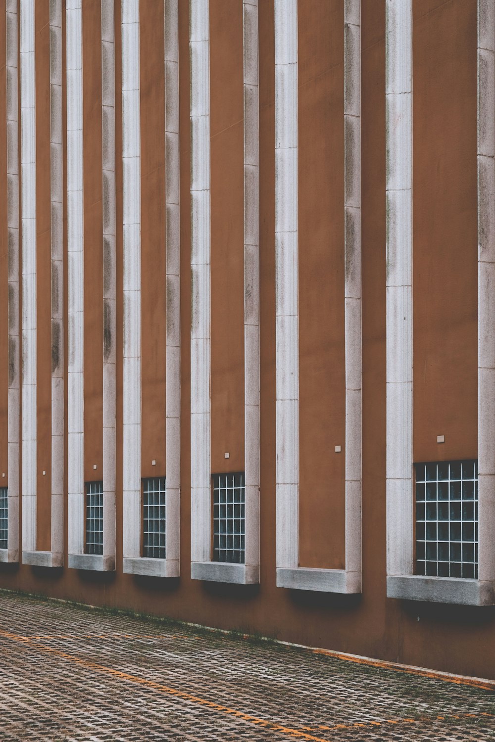 Fotografía de primer plano de un edificio de hormigón marrón