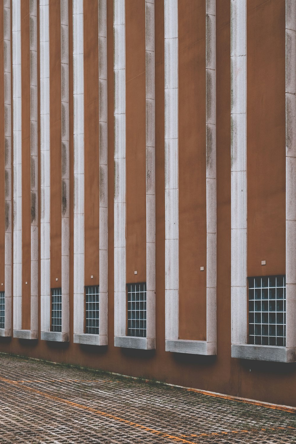 closeup photography of brown concrete building