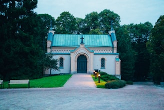 Exterior view of one of the 20 chapels in CDMX, surrounded by peaceful gardens.