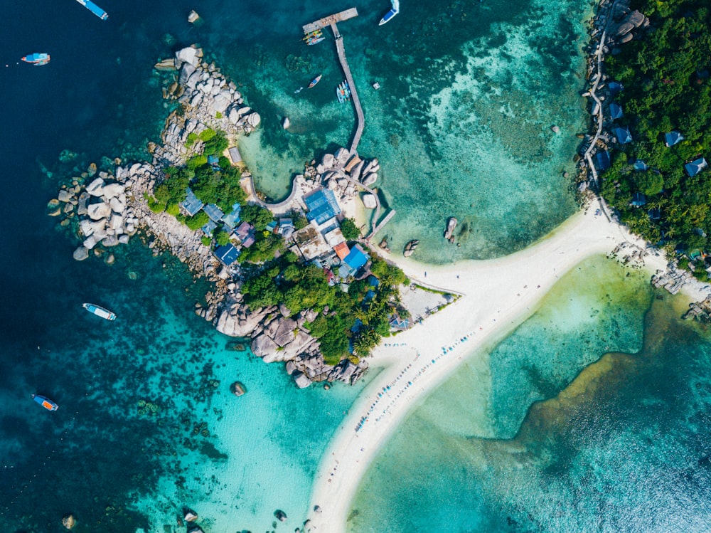 Fotografía aérea de la isla durante el día