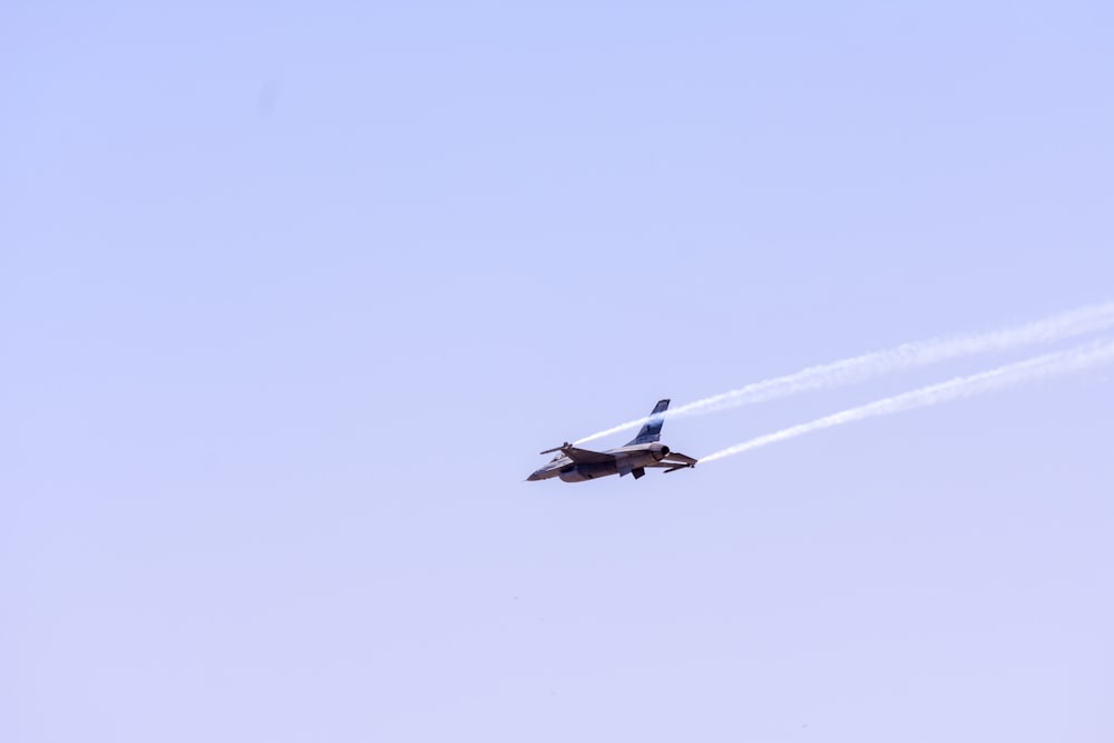 Vuelo de un avión bajo el cielo púrpura