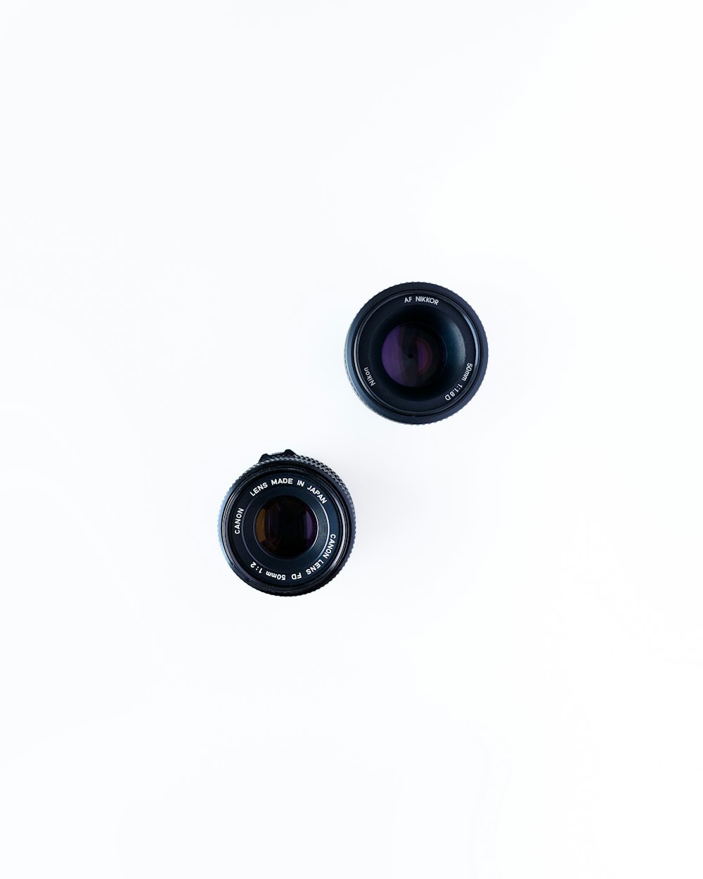 due obiettivi neri per fotocamera