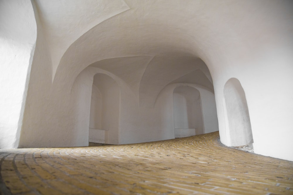 Habitación con pared pintada de blanco